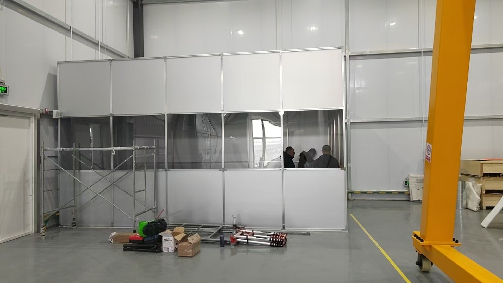 如何確保鋁塑板百級(jí)潔凈棚的氣流均勻性，避免局部污染？